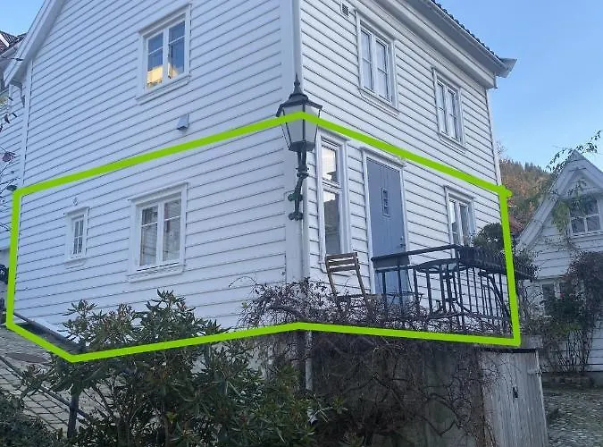 アパート Entire Renovated From 1780 With Kitchen, Bath, Bedroom, And Living In Skuteviken *