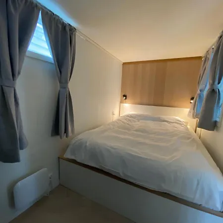 Entire Renovated From 1780 With Kitchen, Bath, Bedroom, And Living In Skuteviken 公寓 *