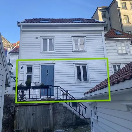Апартаменты Entire Renovated From 1780 With Kitchen, Bath, Bedroom, And Living In Skuteviken *