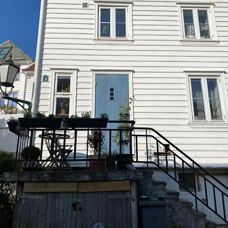 Apartamento Entire Renovated From 1780 With Kitchen, Bath, Bedroom, And Living In Skuteviken Bergen
