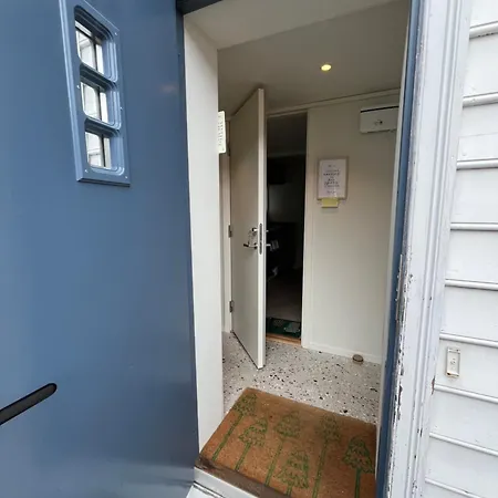 Entire Renovated From 1780 With Kitchen, Bath, Bedroom, And Living In Skuteviken 公寓 *