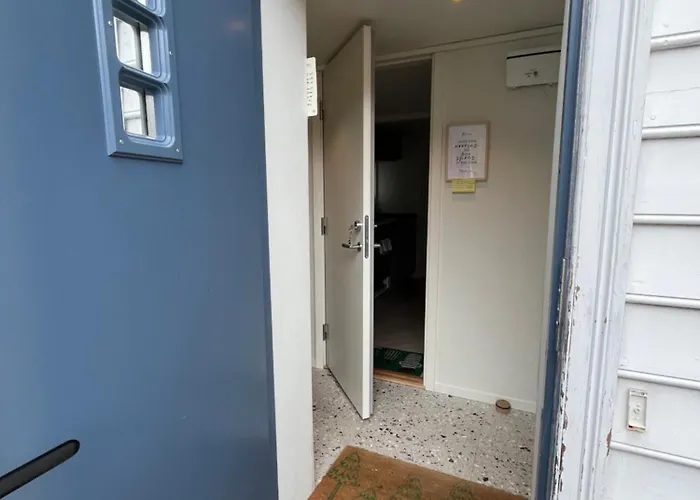 Entire Renovated From 1780 With Kitchen, Bath, Bedroom, And Living In Skuteviken Apartamento *